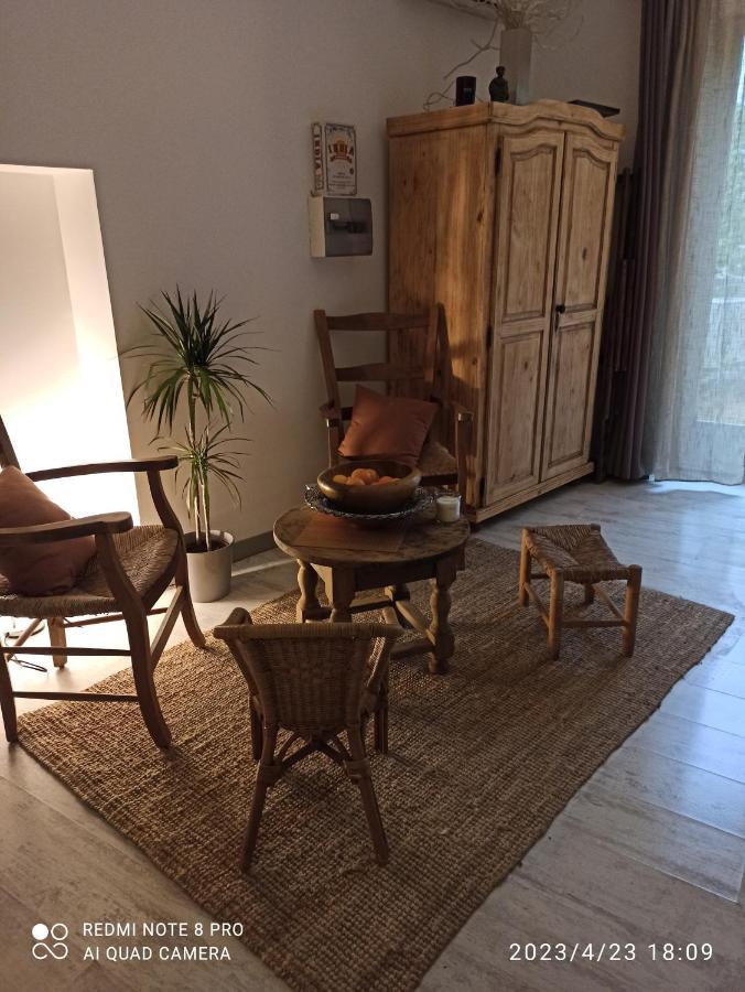 Maison Curieuse เวซง-ลา-โรแมน ภายนอก รูปภาพ